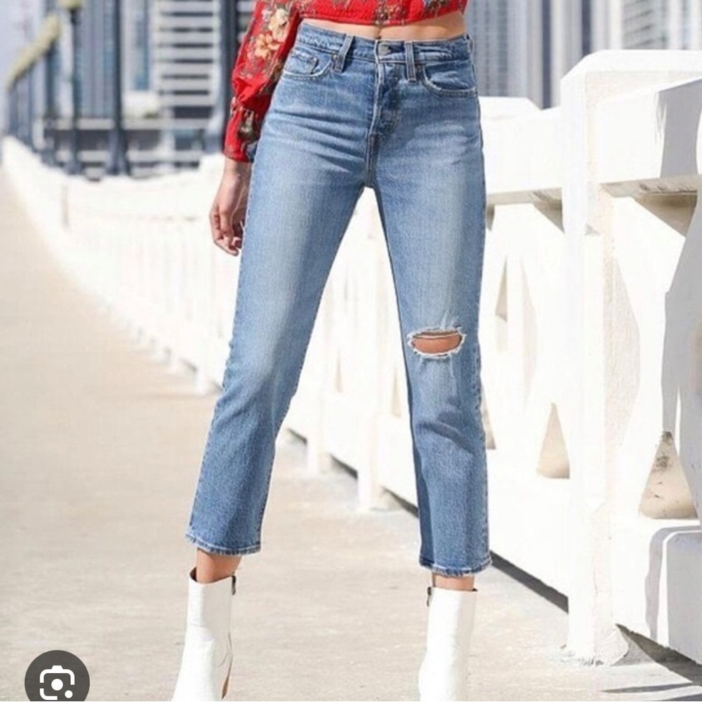 Levi’s distressed wedgie jean
